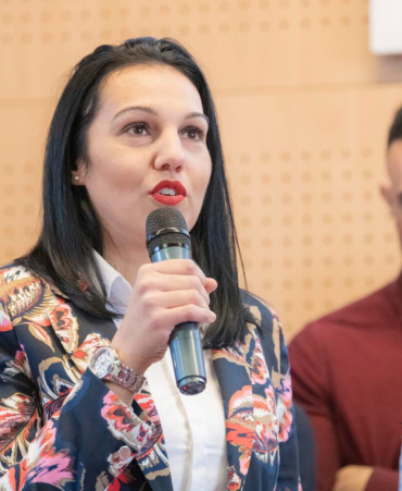 Femme qui parle dans un microphone