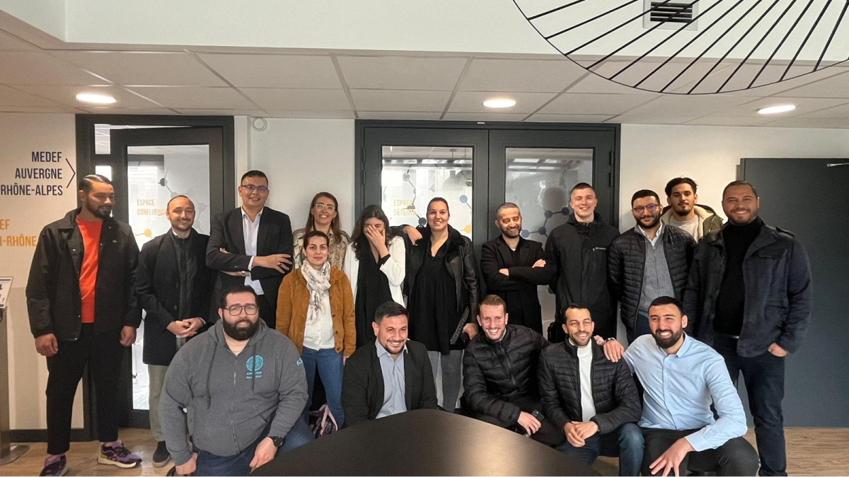 Un groupe de personne dans un bureau