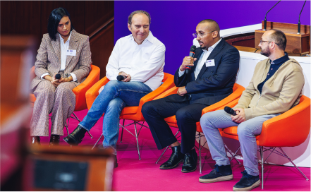 Entrepreneurs qui discute lors d'une table ronde